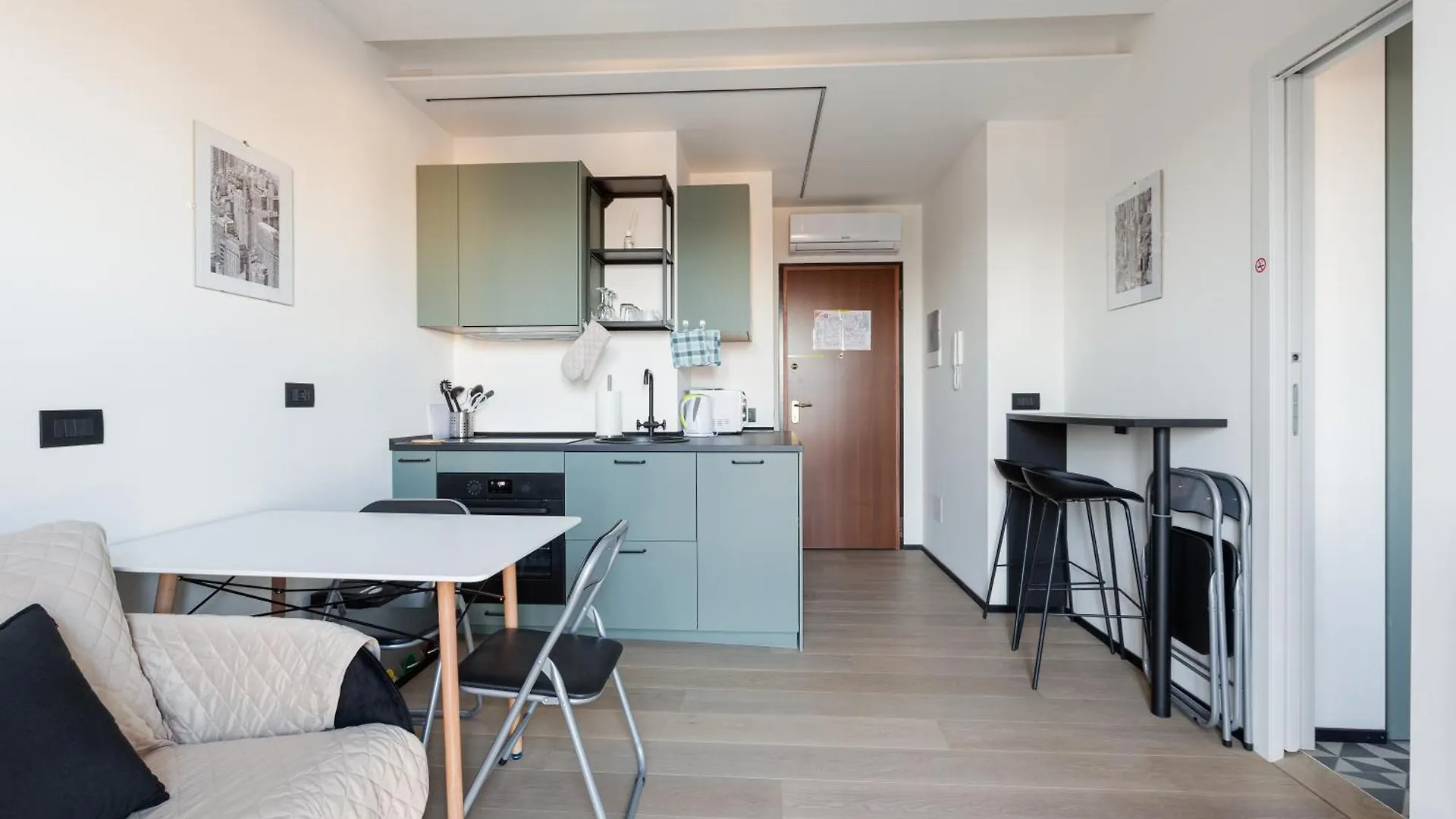 Milano Renovated Studio Apts Mediolan